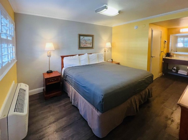 Van Ness Inn image 8